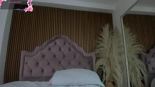 Snapshot of Violett_hott_ chatting on April 2026 12:22:02 PM Violett hott online show from April 2026 12:22:02 PM