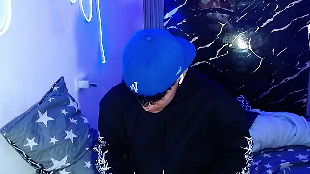 jamescurly00 online show from March 2026 10:47:01 PM