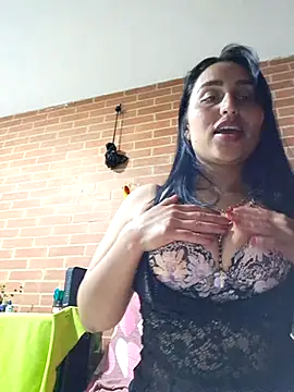 Snapshot of LunaRouuse_ chatting on May 2026 01:02:02 AM LunaRouuse online show from May 2026 01:02:02 AM