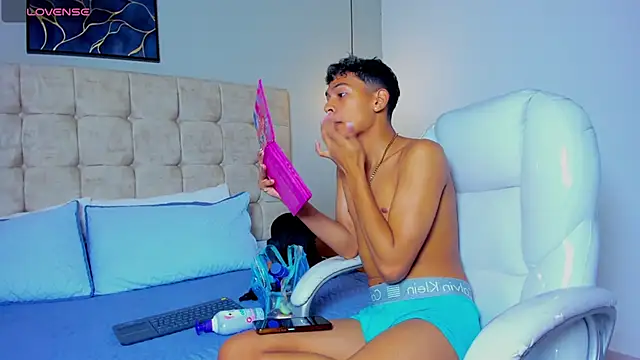 twink royale18 online show from February 2026 05:44:02 PM