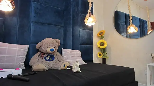 Laura Miller1 online show from April 2026 04:12:01 PM