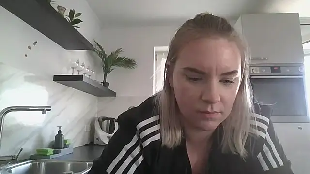 MinchenBienchen98 online show from February 2026 03:00:01 PM