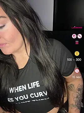 Snapshot of Miss_CurvesXXX chatting on May 2026 10:11:02 PM Miss CurvesXXX online show from May 2026 10:11:02 PM