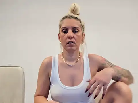 Snapshot of EvelynEvyyy chatting on February 2026 06:07:01 AM EvelynEvyyy online show from February 2026 06:07:01 AM