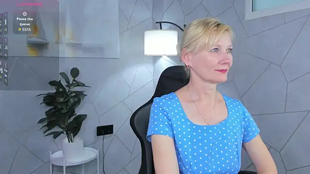 Julie Lucas online show from June 2026 12:24:01 AM