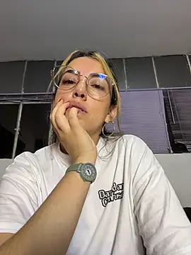 Snapshot of Paulinaa_bella chatting on February 2026 12:27:02 AM Paulinaa bella online show from February 2026 12:27:02 AM