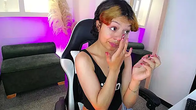 melodyy as online show from April 2026 01:01:02 PM