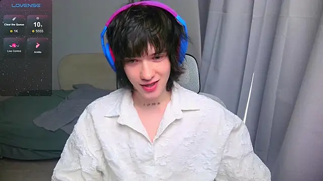 Snapshot of LeonBoykisser chatting on April 2026 02:18:01 AM LeonBoykisser online show from April 2026 02:18:01 AM