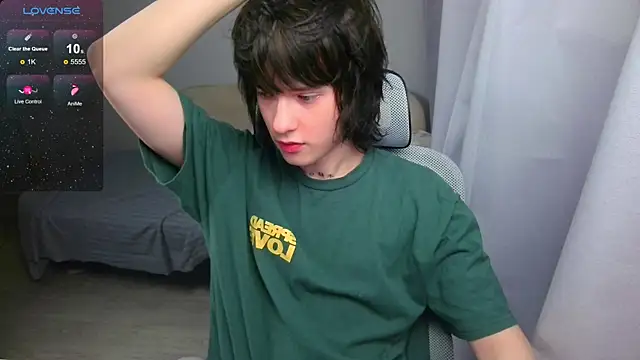 Snapshot of LeonBoykisser chatting on May 2026 03:50:01 PM LeonBoykisser online show from May 2026 03:50:01 PM