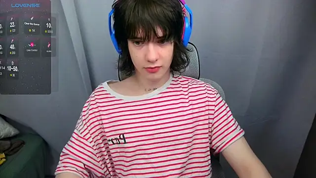 Snapshot of LeonBoykisser chatting on May 2026 11:07:01 AM LeonBoykisser online show from May 2026 11:07:01 AM