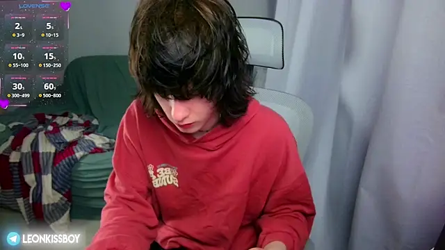 Snapshot of LeonBoykisser chatting on June 2026 10:43:01 AM LeonBoykisser online show from June 2026 10:43:01 AM