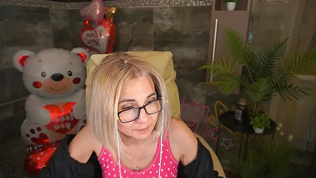 Snapshot of MiaRossy chatting on February 2026 12:01:01 PM MiaRossy online show from February 2026 12:01:01 PM