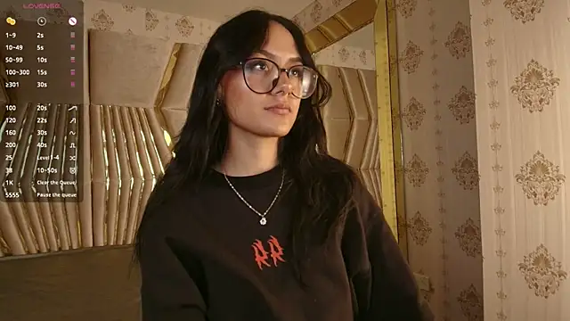 NiccolleHall online show from March 2026 01:40:02 PM