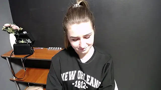 Sunny siren online show from April 2026 12:43:02 PM