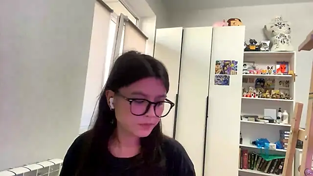 Snapshot of SaintMari chatting on May 2026 12:21:02 PM SaintMari online show from May 2026 12:21:02 PM