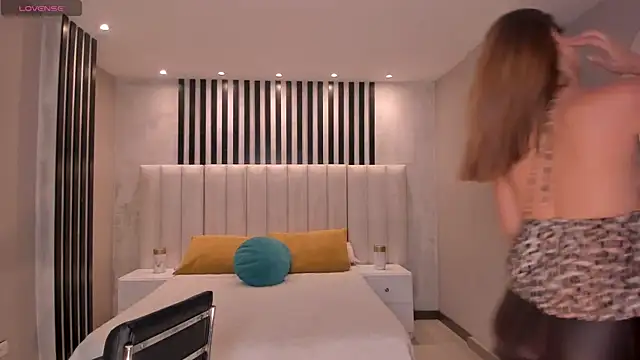 BellaThompsonX online show from April 2026 07:45:01 PM