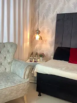 Snapshot of Auri__ chatting on February 2026 06:01:01 PM Auri online show from February 2026 06:01:01 PM