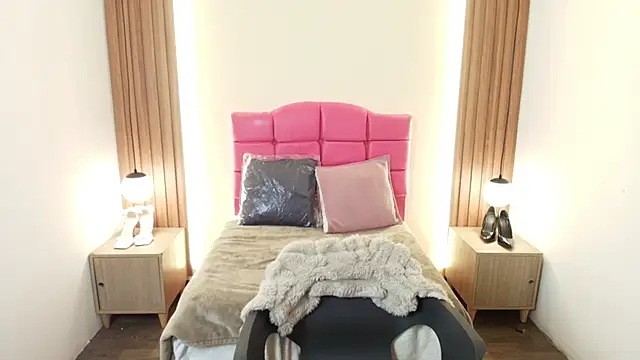 Snapshot of IvonneRoss_ chatting on February 2026 12:15:01 PM IvonneRoss online show from February 2026 12:15:01 PM