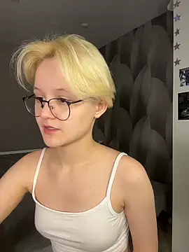 LuunaDorean online show from February 2026 10:04:02 PM