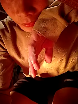 Snapshot of Henry_xx01 chatting on February 2026 02:11:02 PM Henry xx01 online show from February 2026 02:11:02 PM