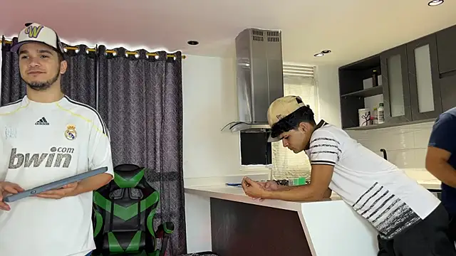 Snapshot of TheBatMansion chatting on February 2026 09:55:02 PM TheBatMansion online show from February 2026 09:55:02 PM