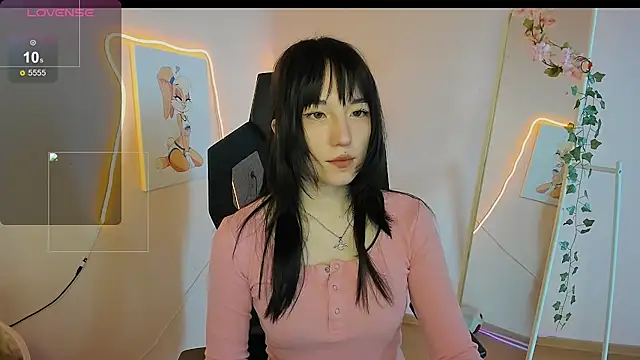 Snapshot of AliceeinWonderlanddd chatting on May 2026 01:44:01 AM AliceeinWonderlanddd online show from May 2026 01:44:01 AM