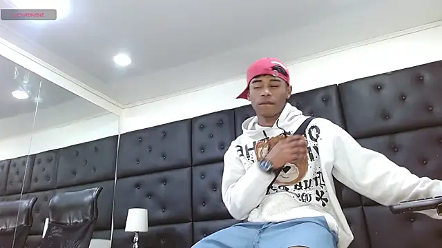 Snapshot of TonnyMarck chatting on February 2026 02:39:02 AM TonnyMarck online show from February 2026 02:39:02 AM