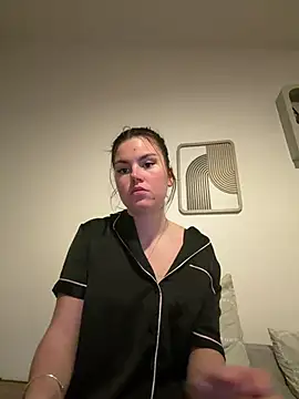 kiaraaaa75 online show from April 2026 08:04:01 PM