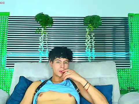 ThiiagoSaeenz online show from March 2026 04:49:01 AM