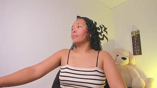 Snapshot of Nia13 chatting on February 2026 01:04:01 AM Nia13 online show from February 2026 01:04:01 AM