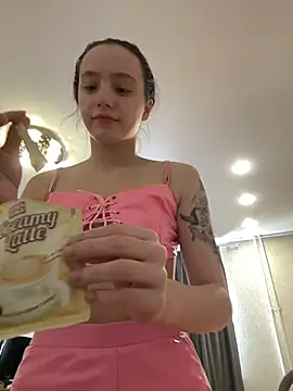 Snapshot of MiaTee chatting on February 2026 05:05:02 AM MiaTee online show from February 2026 05:05:02 AM