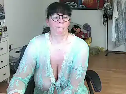 Snapshot of Sylly chatting on March 2025 09:47:02 AM Sylly online show from March 2025 09:47:02 AM