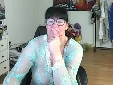 Snapshot of Sylly chatting on March 2025 12:04:02 PM Sylly online show from March 2025 12:04:02 PM