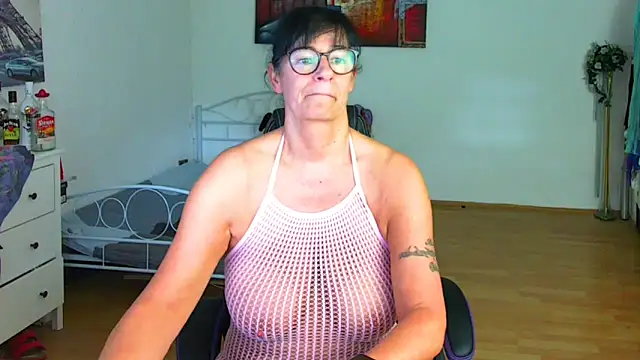 Snapshot of Sylly chatting on October 2025 11:43:01 AM Sylly online show from October 2025 11:43:01 AM