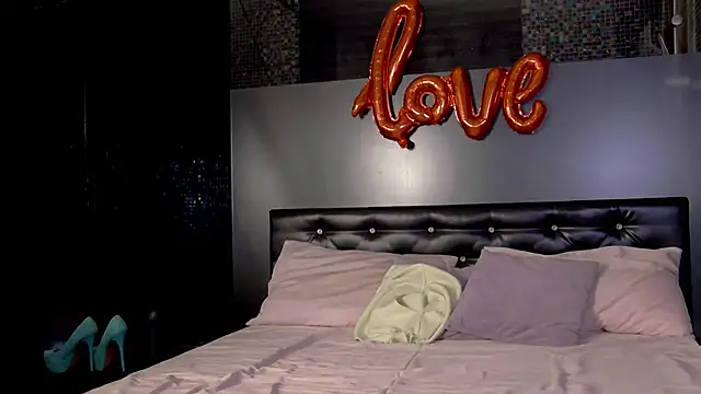 Snapshot of EileenElfie chatting on February 2026 03:39:01 AM EileenElfie online show from February 2026 03:39:01 AM