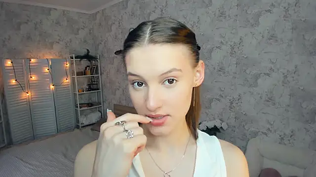 Snapshot of LianneBynon chatting on June 2026 08:31:01 AM LianneBynon online show from June 2026 08:31:01 AM