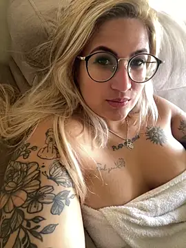 Snapshot of esposatattoo chatting on February 2026 05:18:02 PM esposatattoo online show from February 2026 05:18:02 PM