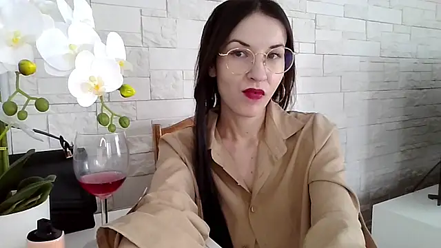 JuliaLovely online show from April 2026 02:00:02 PM