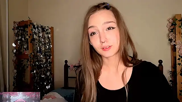Snapshot of HoneyComfy chatting on May 2026 04:04:02 PM HoneyComfy online show from May 2026 04:04:02 PM