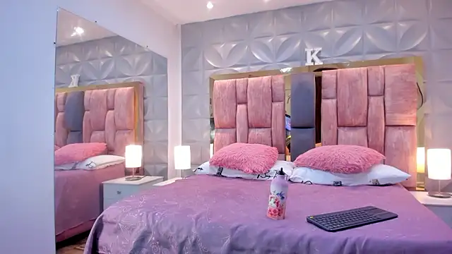 Snapshot of Paris_Velvet chatting on February 2026 10:51:02 PM Paris Velvet online show from February 2026 10:51:02 PM