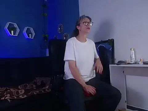 laurasofia45 online show from March 2026 10:23:01 PM