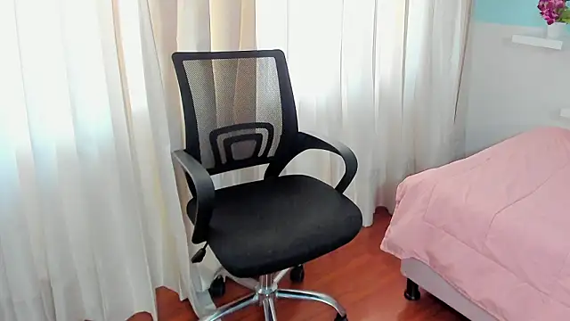 Snapshot of kendall_hernandez chatting on March 2026 02:01:01 PM kendall hernandez online show from March 2026 02:01:01 PM