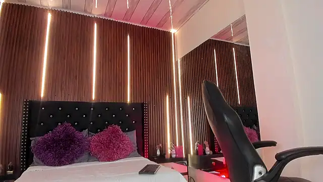 Viannca   online show from March 2026 04:29:01 AM