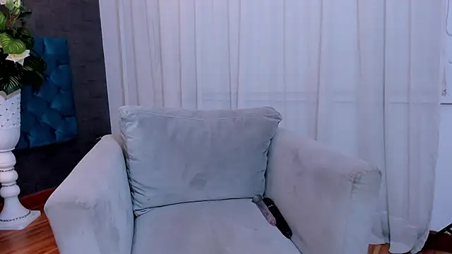 LunnaMoretti online show from April 2026 01:59:02 PM