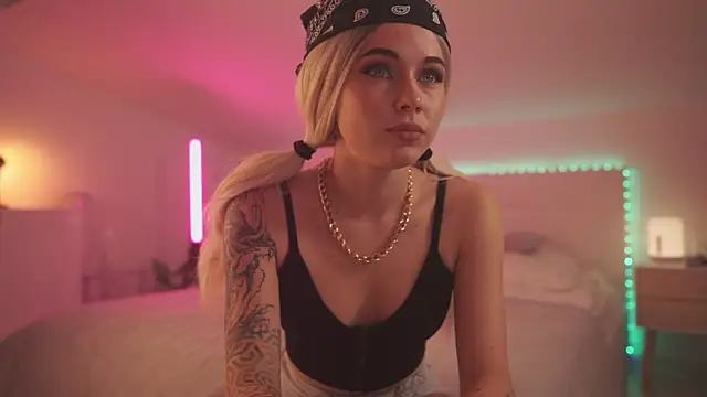 Snapshot of Sarah_Pink chatting on January 2025 05:23:02 PM Sarah Pink online show from January 2025 05:23:02 PM