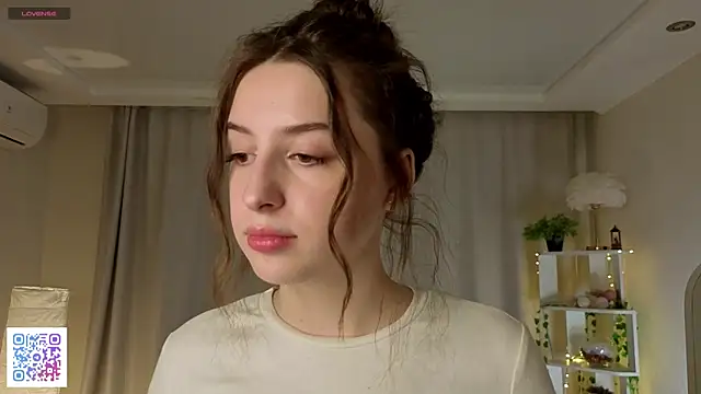 Snapshot of LeanneDinkle chatting on February 2026 04:46:01 AM LeanneDinkle online show from February 2026 04:46:01 AM