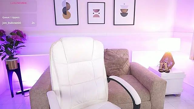 IvyGrabes online show from April 2026 07:07:02 PM