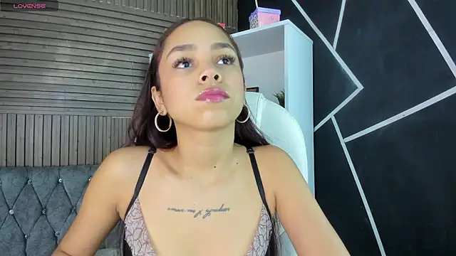 Snapshot of CarolineFyre chatting on February 2026 12:32:01 PM CarolineFyre online show from February 2026 12:32:01 PM