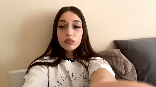 Snapshot of CutieWorm chatting on February 2026 11:20:01 AM CutieWorm online show from February 2026 11:20:01 AM