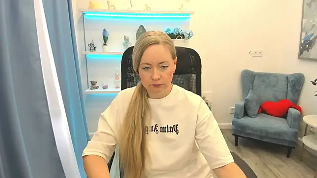 Snapshot of CharlotteKerti chatting on June 2026 11:45:01 AM CharlotteKerti online show from June 2026 11:45:01 AM